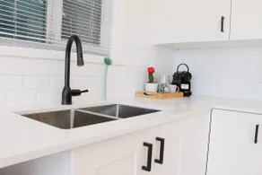 Clean modern suite, parking - Image 3