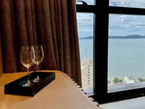 Luxurious apartment with sea view, decorated. - Image 2