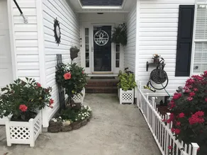 Clean Cozy Cottage Ideally Located - Image 3