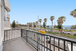 Hazel U2 Beachfront with balcony and 2 bedrooms - Image 2