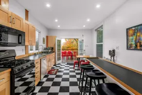 Lake Views + AC + NFL OK| Spacious 5BR Wallingford - Image 4
