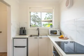 Stylish and cosy retreat walk to Bellerive Beach - Image 5