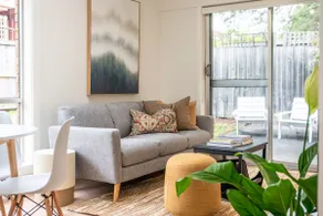 Stylish and cosy retreat walk to Bellerive Beach - Image 4