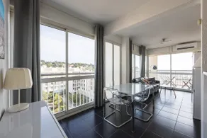 Air-conditioned beachfront apartment with sea view - Image 2