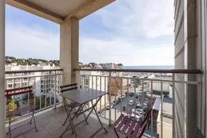 Air-conditioned beachfront apartment with sea view - Image 3