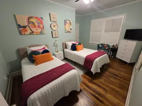 Hollywood Bungalow - Image 3