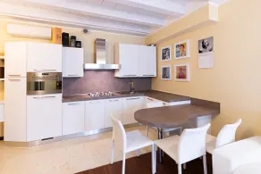 Modern and stylish, next to Piazza Erbe - Image 3