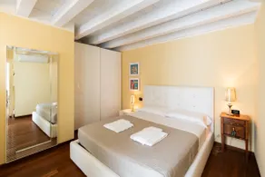 Modern and stylish, next to Piazza Erbe - Image 2