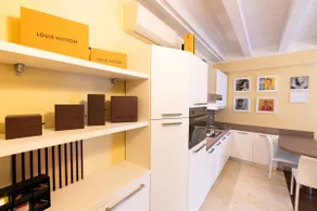 Modern and stylish, next to Piazza Erbe - Image 4
