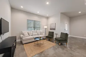 Cozy Elegance: Townhome 211 *missing door* - Image 2