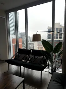 Downtown Modern Suite+Parking - Image 2