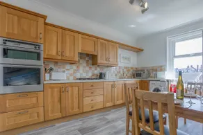 Seafront Apartment - Spacious flat with sea views - Image 3