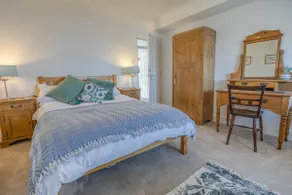 Seafront Apartment - Spacious flat with sea views - Image 4