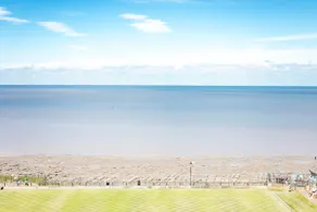 Seafront Apartment - Spacious flat with sea views - Image 5