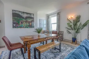 Seafront Apartment - Spacious flat with sea views - Image 2