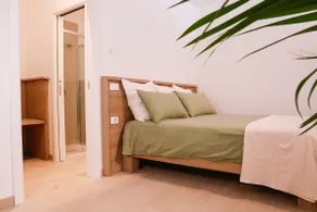 Studio Apartment with Kitchen and Queen Size Bed - Image 2
