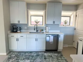 The Thornton Retreat – Modern & Cozy Stay - Image 4