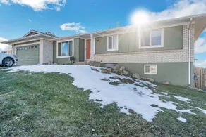 Red Rocks Retreat • Views • Firepit • Sleeps 7 - Image 3