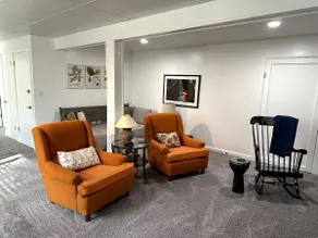 Apartment with Amenities & Relaxing Outdoor Space - Image 2