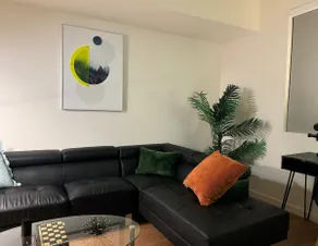 Bright & Charming 2BR/2BA Apartment in Glendale - Image 2