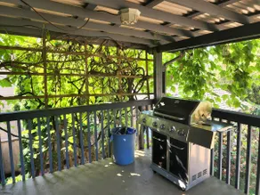 Luxury suite near Skytrain w/ AC - Image 4