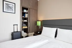 Apartment with separate sleeping and living area - Image 4