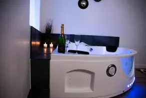 Romantic 2-Room Suite – Private Hot Tub/Spa - Image 3
