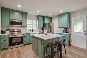 Chic 3BR - Downtown Retreat - Granbury Square - Image 2