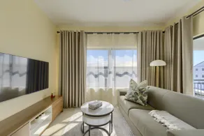 Chic & Cozy Apartment with Pool & Balcony - The Sandown - Image 3