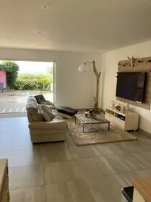 Modern villa with pool - Image 5