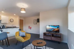 Stylish two-bedroom Salford Quays apartment - Image 2