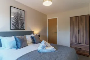 Stylish two-bedroom Salford Quays apartment - Image 4