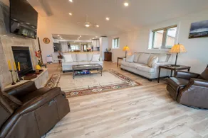 Lakeside Bluff House +Private Suite - Image 5
