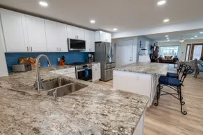 Lakeside Bluff House +Private Suite - Image 4