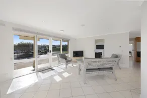 Logans Beach Apartments - BeachHouse - Image 3