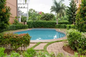 Cozy Crib Suite Condo with Balcony Pool & Gym - Image 4