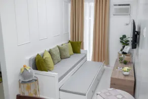 Cozy Crib Suite Condo with Balcony Pool & Gym - Image 2