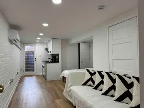 Cozy Modern Studio, Capitol Hill - Image 2