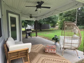 Pet Paradise on Main: Fenced Yard Included! - Image 4