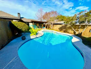Resort with Heated Pool Hot Tub in Richardson - Image 2