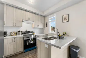 Eagles Cove: Stylish 4B/2.5B, Kitchen, Parking! - Image 4