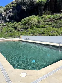 Beachfront studio with pool - Image 5