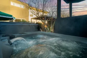 Hot Tub~Fire Pit~Stylish~Couples Retreat~Ping Pong - Image 3