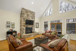Spacious and Updated Home in Wintergreen - Image 4
