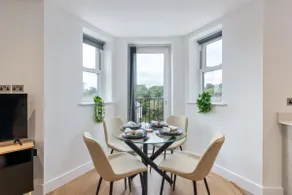 Deluxe 2-Bedroom Apartment by E2M, Leatherhead - Image 4
