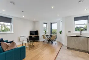 Premium 2-Bedroom Apartment, Leatherhead, Sleeps 4 - Image 2