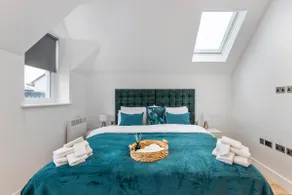 Premium 2-Bedroom Apartment, Leatherhead, Sleeps 4 - Image 4
