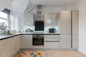Deluxe 2-Bedroom Apartment by E2M, Leatherhead - Image 5