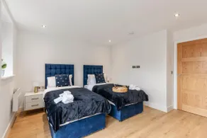 Premium 2-Bedroom Apartment, Leatherhead, Sleeps 4 - Image 3