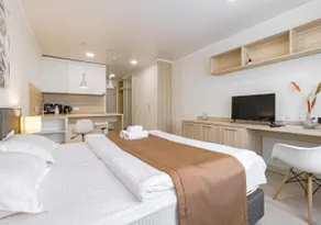 Business comfort: work area and King size near EXPO - Image 2